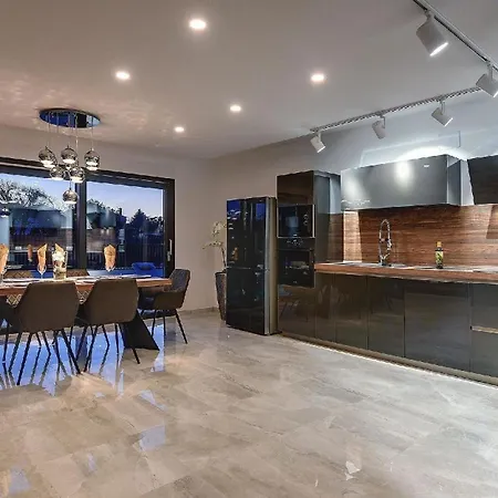 Ferienhaus Moderne, Luxurios Ausgestattete Mit Pool, Whirlpool, Klimaanlage Und Wifi Fur 10 Personen