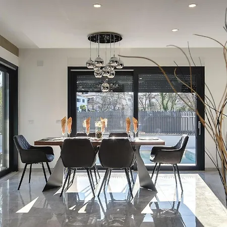 Ferienhaus Moderne, Luxurios Ausgestattete Mit Pool, Whirlpool, Klimaanlage Und Wifi Fur 10 Personen
