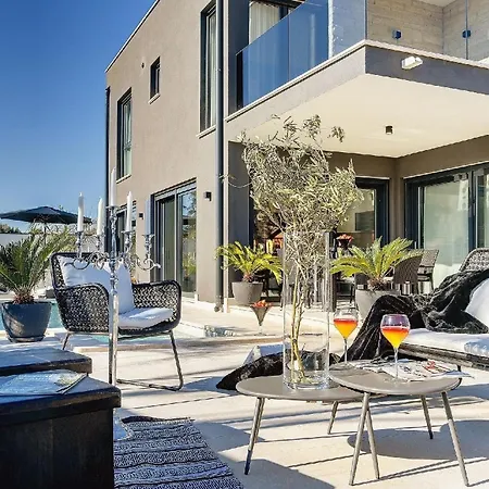 Moderne, Luxurios Ausgestattete Mit Pool, Whirlpool, Klimaanlage Und Wifi Fur 10 Personen Ferienhaus Rovinj