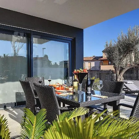 Moderne, Luxurios Ausgestattete Mit Pool, Whirlpool, Klimaanlage Und Wifi Fur 10 Personen Ferienhaus