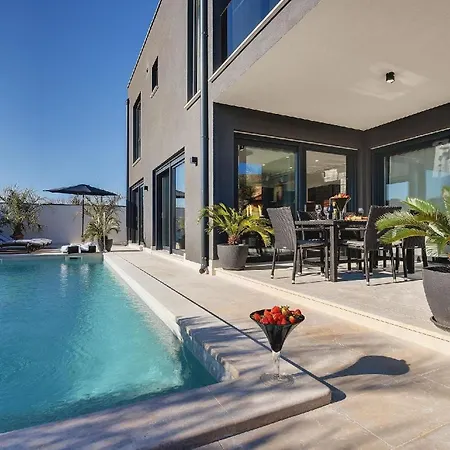 Ferienhaus Moderne, Luxurios Ausgestattete Mit Pool, Whirlpool, Klimaanlage Und Wifi Fur 10 Personen Rovinj